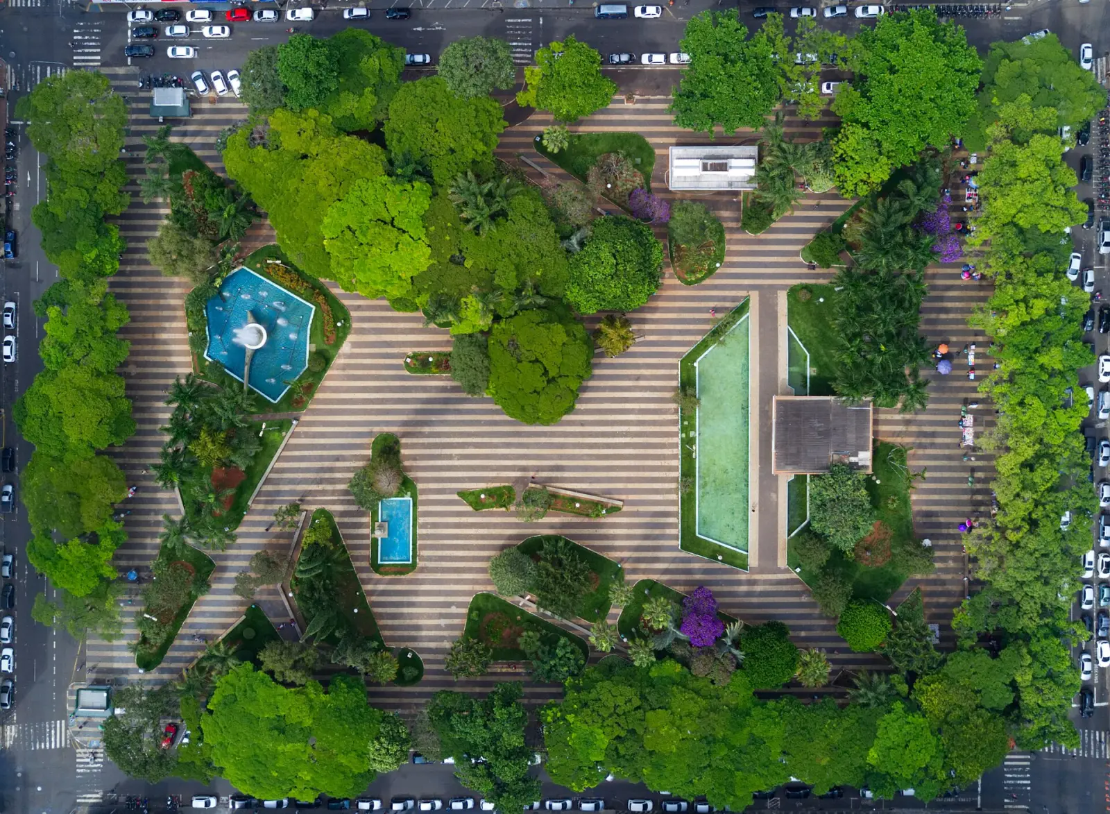 Vista aérea da Praça Tubal Vilela, no centro de Uberlândia, cercada de árvores